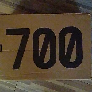 Yeezy 700 V2 Vanta